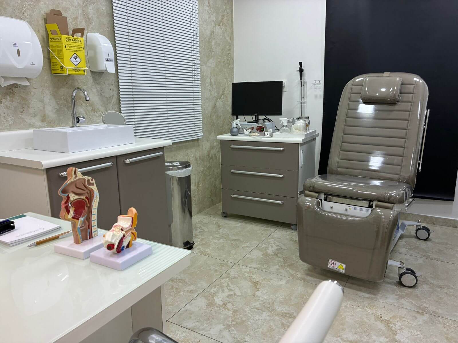 Sala de procedimentos com equipamento médico completo